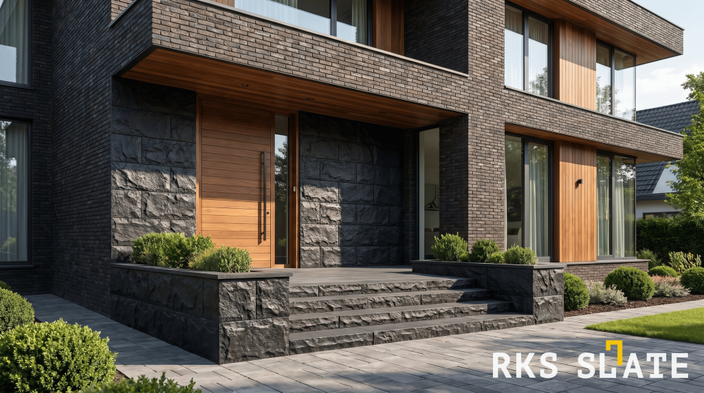 Ступень из камня Belgian Black с плиткой Belgian Black Rock в сочетании