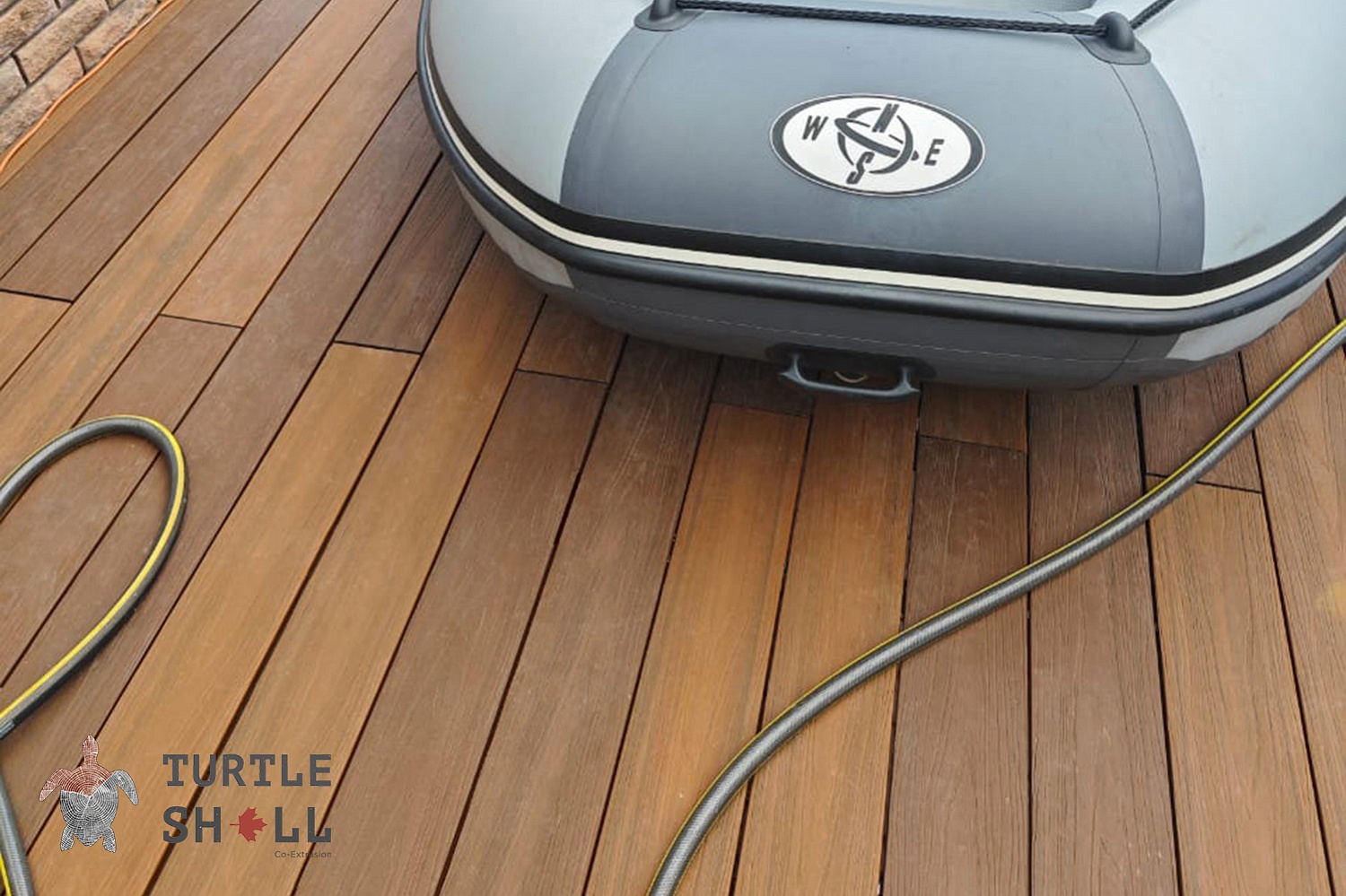 Террасная доска Co-Extrusion "Turtle Shell" Solid Dual Australian Palisander и Thai Teak на террасе г. Москва